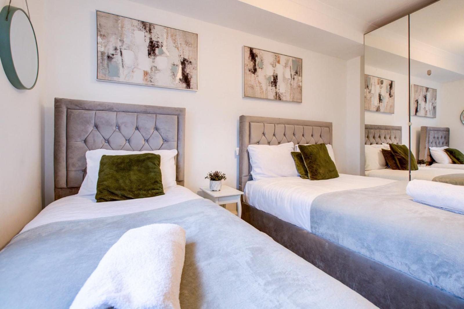 4-bedroom Gem Stylish & Walk-able To Everything London