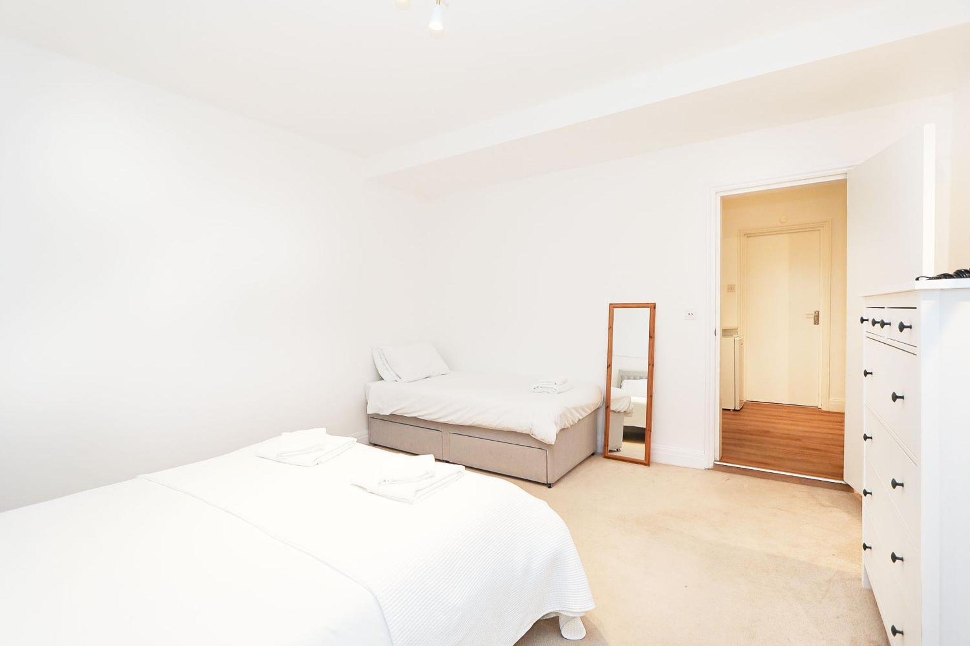 Apartment Elegant 2-bedroom Getaway W Terrace & Garden Views