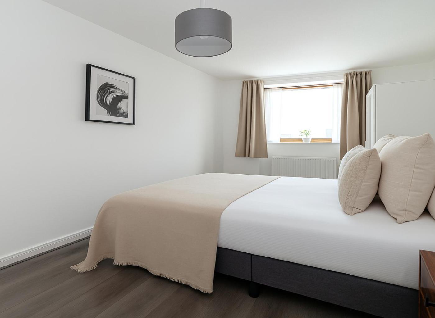 4 Bed Flat Near King's Road Apartment *
