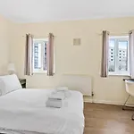 Super 2 Bedroom House Near Canary Wharf, O2 Arena & London Excel For 5 People