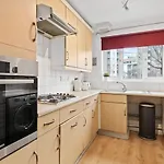 Super 2 Bedroom House Near Canary Wharf, O2 Arena & London Excel For 5 People