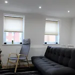 Modern 2 Bedroom Apartment In The Heart Of Greenwich
