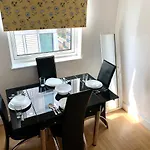 Central London 2 Bedrooms, Seperate Recption, Full Kitchen, Free Parking