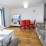 Lovely 2 Bed 2 Toilet Hill House River View Apartment
