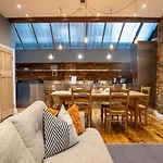 Deluxe Rustic Style Two Bedroom Bethnal Green - Yard View