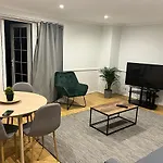Lovely 2 Bedroom Apartment With Parking Space
