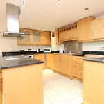 Lovely 2-Bedroom Apartment In Docklands, E14