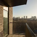 Spacious & Modern 1 Bedroom Close To Station In E16