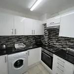 Lively 1 Bed Apartment In Buzzing East London!