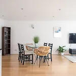 Riverside Two bedroom apartment - Nespresso - Netflix