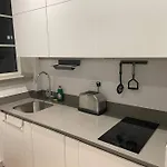 Monthly Stays 1Bed Serviced Studio Apartment Free Wifi & Netflix Whitechapel London Perfect For Solo & Coupled Guests