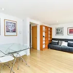 Modern 4 Bedroom Terraced House By The Thames
