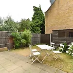 Modern 4 Bedroom Terraced House By The Thames