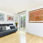 Modern 4 Bedroom Terraced House By The Thames