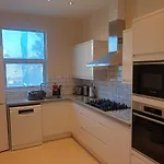 London Luxury Spacious 2 Bedroom Apartment 4 Mins From Ilford Stn. Free Parking