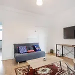 Impeccable And Welcoming 3-Bed House In London