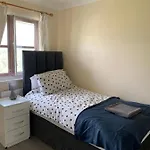 Large, Spacious 3 Bedroom Sleeps 6, Apartment For Contractors And Holidays In Lewisham, Greater London - 1 Free Parking Space & Free Wifi