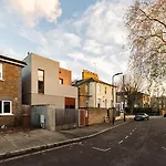 The Victoria Park Sanctuary - Stunning 2Bdr Flat