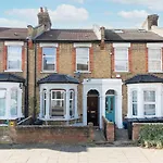 Cozy 4 Bedroom Home In Hackney, London