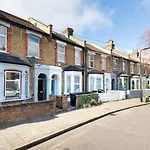 Cozy 4 Bedroom Home In Hackney, London