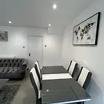 Modern Executive 2-Bed Apartment In London