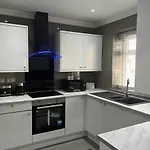 Modern Executive 2-Bed Apartment In London