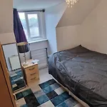 Cosy 2 Bedroom Flat - Sleeps 6 People - Close To Lewisham Dlr/Train Station