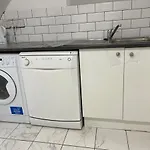 Double Bedroom With A Balcony And Ensuite Bathroom For Short Or Long Stay In London Canary Wharf With Direct Train From Heathrow, Also Convenient From Stansted And Gatwick Airport, 10 Minutes From London City Airport And Excel, 16 Minutes To Westmins
