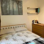 Double Bedroom With A Balcony And Ensuite Bathroom For Short Or Long Stay In London Canary Wharf With Direct Train From Heathrow, Also Convenient From Stansted And Gatwick Airport, 10 Minutes From London City Airport And Excel, 16 Minutes To Westmins