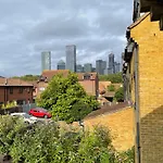2 Bed Flat Privite In Canada Water