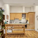 Vibrant 2-Bed By Bow