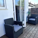 Spacious Holiday Home Near Tube Station - By Starlet Stays