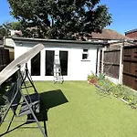 Spacious Holiday Home Near Tube Station - By Starlet Stays
