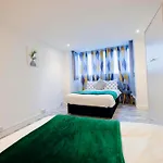2 Bedrooms-6Guests-Veryspacious-Freeparking-Wifi