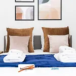 Three Bedroom Apartment At Buonomo Stays Short Lets & Serviced Accommodation With Netflix & Games