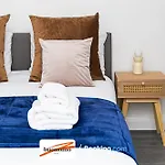 Three Bedroom Apartment At Buonomo Stays Short Lets & Serviced Accommodation With Netflix & Games