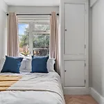 Stylish 3-Bedroom Greenwich Apartment 2 Bath Pad & Free Parking