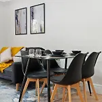 Stylish 3-Bedroom Greenwich Apartment 2 Bath Pad & Free Parking