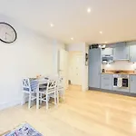 Prime Location In Tower Bridge, 2 Bedroom Suite