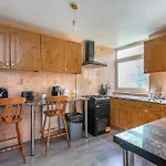 Entire 3 Bedroom Luxury Apartment In London With Private Balcony