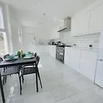 Leyton House - Sleepylodge