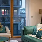 Cosy 2 Bed Hackney Apartment Sleeps 8