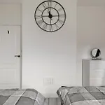 Beautifully Modern 2-Bed Apartment W/Garden