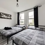 Beautifully Modern 2-Bed Apartment W/Garden