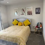 Luxury Spacious Flat Close To Central London