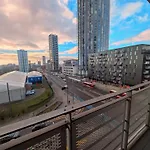 Giogio - Comfortable Stratford Flat With Stunning Views
