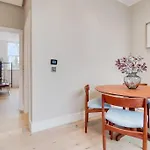 13 Borough Apartments - Contemporary 1-Bed, 1-Bath In Borough