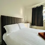 Modern Room In A 4 Bedroom Flat In London, Shared Bathroom!