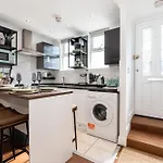 Cute & Stylish 2 Bed House 10 Mins To Woolwich Dlr