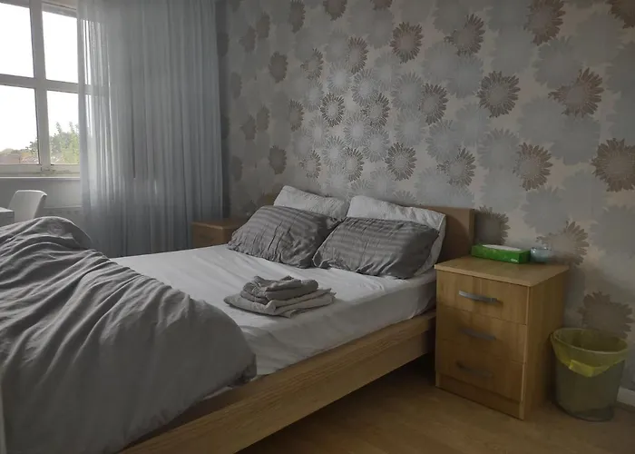 Quiet And Peaceful Double Bedroom In A Nice House With A Very Large Patio